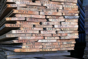  Dokumentierte Maße: Jedes Brett wird vermessen und mit den entsprechenden Daten beschriftet 