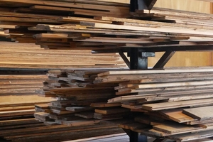  Sortierung nach Holz und Länge: Die Dielen werden nach Holzart und Maß in Regalen eingelagert 