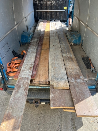 Transportbereit: Die Dielen sind sortiert und für den Abtransport vorbereitet