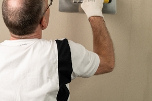  Der Spachtelauftrag erfolgt mit einer zweiten Schicht Leichtputz in gewählter Strukturausrich-tung 