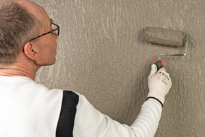  Mit dem Lasuranstrich mit ?Versico 82? schließen Handwerkerinnen und Handwerker die Arbeiten ab 