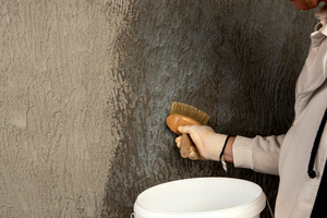  Nach dem Finalisieren der Textur grundiert man die Oberfläche mit ?Fondosil 1903? 