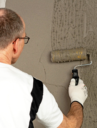 Mit der ?Tapeten-Andrückwalze 1108? gelingt die schuppige Rindenstruktur