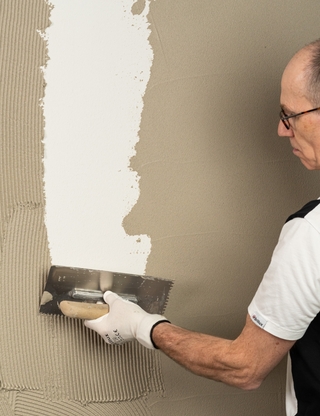 Der Ausgangspunkt für die Kreativtechnik ist die Grundspachtelung mit „Mineral-Leichtputz G 3679“