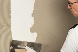  Der Ausgangspunkt für die Kreativtechnik ist die Grundspachtelung mit „Mineral-Leichtputz G 3679“ 