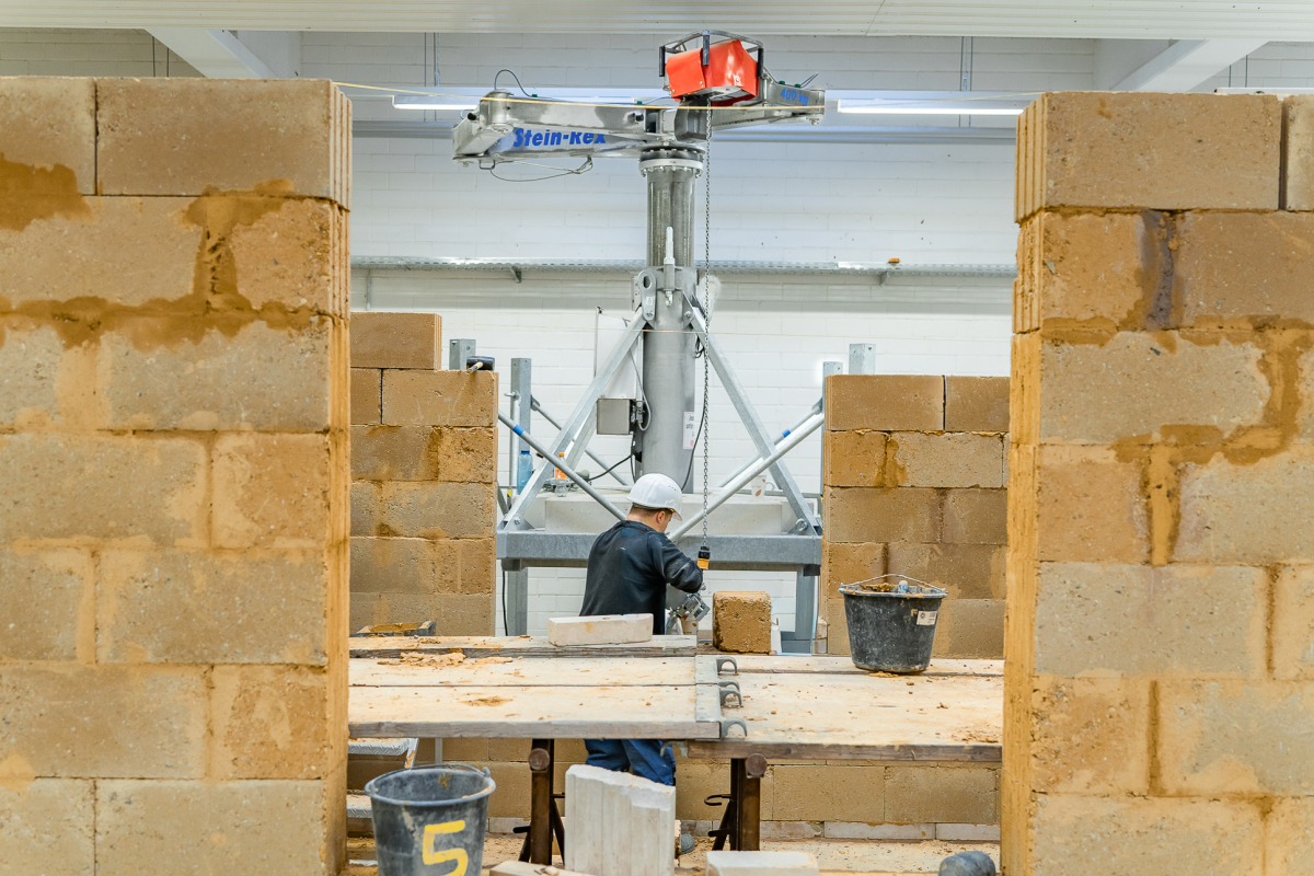 Erstellen von Lehmsteinmauerwerk mit dem Minikran „Stein-Rex“