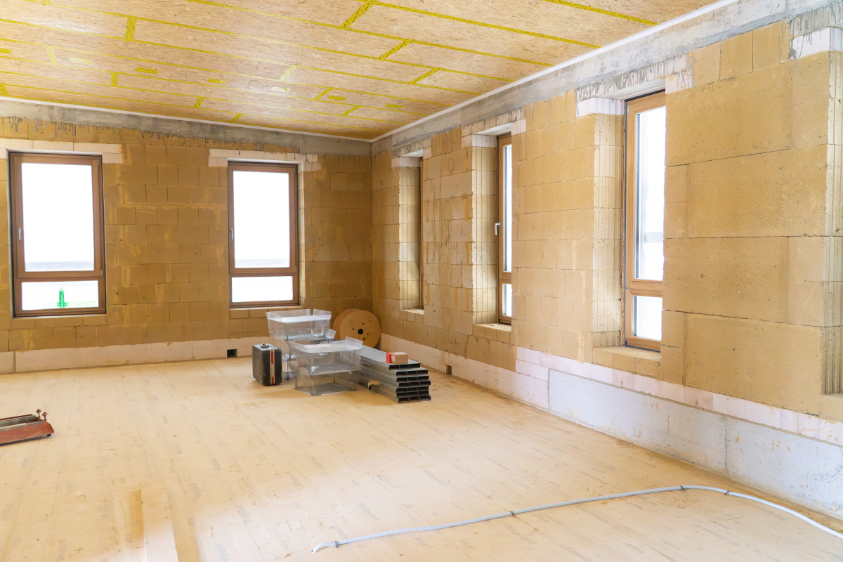 Kimmschicht auf Holzdecke. Stürze aus KS. Ringbalken zum Teil direkt auf die Lehmsteine betoniert, vorher ist eine mineralische Sperrschicht notwendig