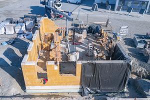  Witterungsschutz während der Bauphase, nach Fertigstellung der Wände wurden diese bis zum Anbringen der Fassade vor Schlagregen geschützt 