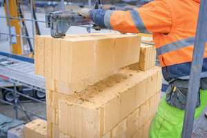  0,25 m² Mauerwerk können in einem Arbeitsschritt gemauert werden 