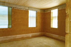  Die hohen schmalen Fenster bieten ausreichend Wandfläche ohne zusätzliche Fensterstürze 