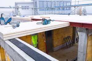  Ausbildung des Deckenauflagers: die Decke liegt vollflächig auf, als Zentrierung wurde ein Elastomer gewählt 