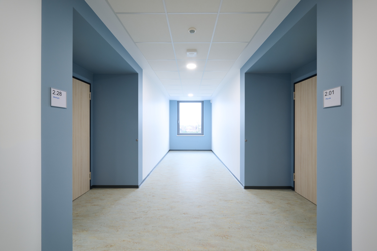 Das Farbkonzept des Innenarchitekturbüros Lindemann Interior Design GmbH sah besonders in den Fluren und Klassenräumen eine fröhliche, intensive Farbgebung vor