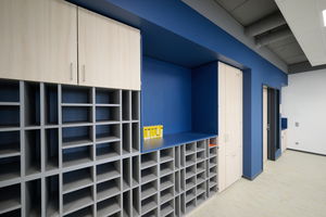  Das Farbkonzept in den Klassenräumen ist auf die bereits vorgegebenen Möbel abgestimmt  