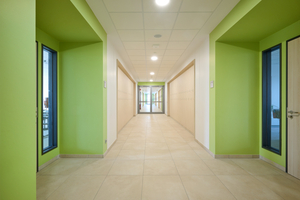  Das Farbkonzept des Innenarchitekturbüros Lindemann Interior Design GmbH sah besonders in den Fluren und Klassenräumen eine fröhliche, intensive Farbgebung vor 