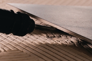  Mit dem „CircuTec“-Fliesenmörtel lassen sich Fliesen später leicht lösen und recyceln  