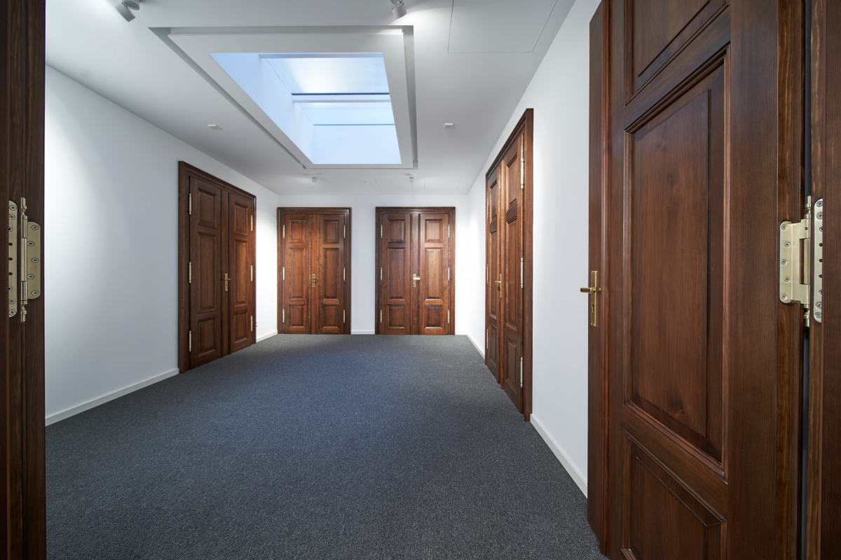 Da die Originaltüren in der Villa Schüffner stark in Mitleidenschaft gezogen waren, rekonstruierte sie Tischlermeister Uwe Schnabel originalgetreu – mit Bändern von Basys, von denen man im geschlossenen Zustand nur die schmale Rolle sieht