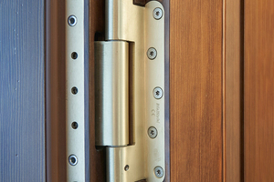  Das Bandsystem ?Objecta? fertigte Basys für die Villa Schüffner in der Exklusivversion ?2039/160/56 D18 ZK78? mit Bandaufnahme ?STV 76/56 3-D? in der PVD-Oberfläche Messing Matt 