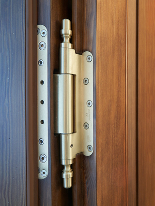 Das Bandsystem ?Objecta? fertigte Basys für die Villa Schüffner in der Exklusivversion ?2039/160/56 D18 ZK78? mit Bandaufnahme ?STV 76/56 3-D? in der PVD-Oberfläche Messing Matt