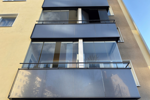  Das Balkongeländer „eRailing“ hat Solarpaneele zwischen den Glasschichten  