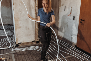  Die „Flex Pert“-Heizrohre werden ganz einfach auf die Platten getackert 