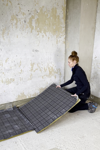 Die „Rock“-Mineralfaserplatten werden Stoß an Stoß verlegt