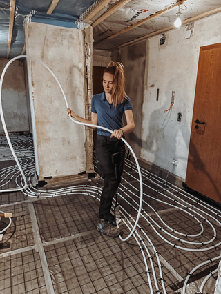 Die „Flex Pert“-Heizrohre werden ganz einfach auf die Platten getackert