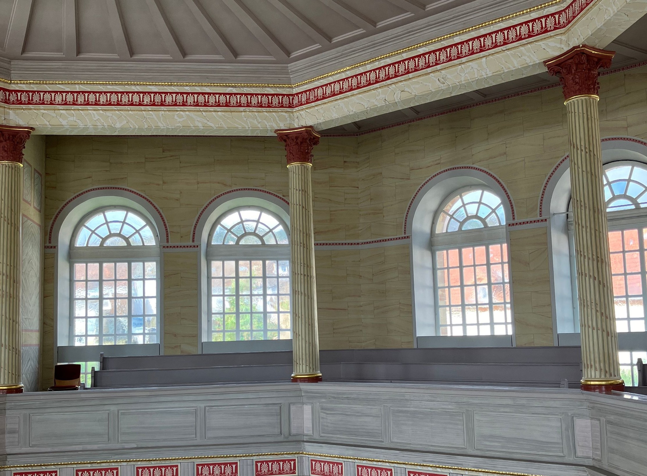 Die Fenster der von 1822 bis 1824 nach dem Entwurf von Karl Friedrich Schinkel in Bischmisheim erbauten Kirche sollen saniert werden