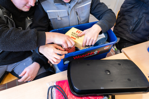   Vorgezogene Bescherung – natürlich wird die Box sofort ausgepackt.   