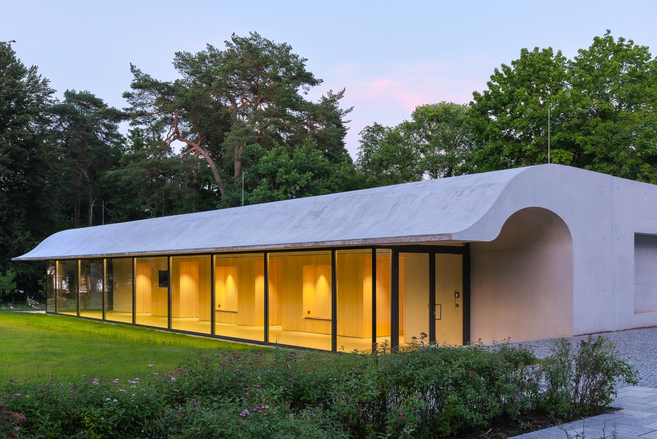 Das weit ausschwingende Vordach des Seminargebäudes für die Gedenkstätte „Haus der Wannsee-Konferenz“ in Berlin besteht wie die restliche Gebäudehülle aus Leichtbeton