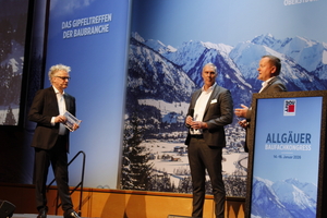  Boris Schade-Bünsow, Chefredakteur der Bauwelt beim Bauverlag, eröffnete gemeinsam mit den beiden Baumit-Geschäftsführern&nbsp;Robert Fritzsche und Helmut Batscheider (v. links) den Allgäuer Baufachkongress 