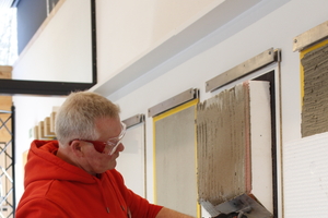  Bei den Praxisvorführungen ging es um das Aufbringen einer Armierungsputzlage am Sockel 