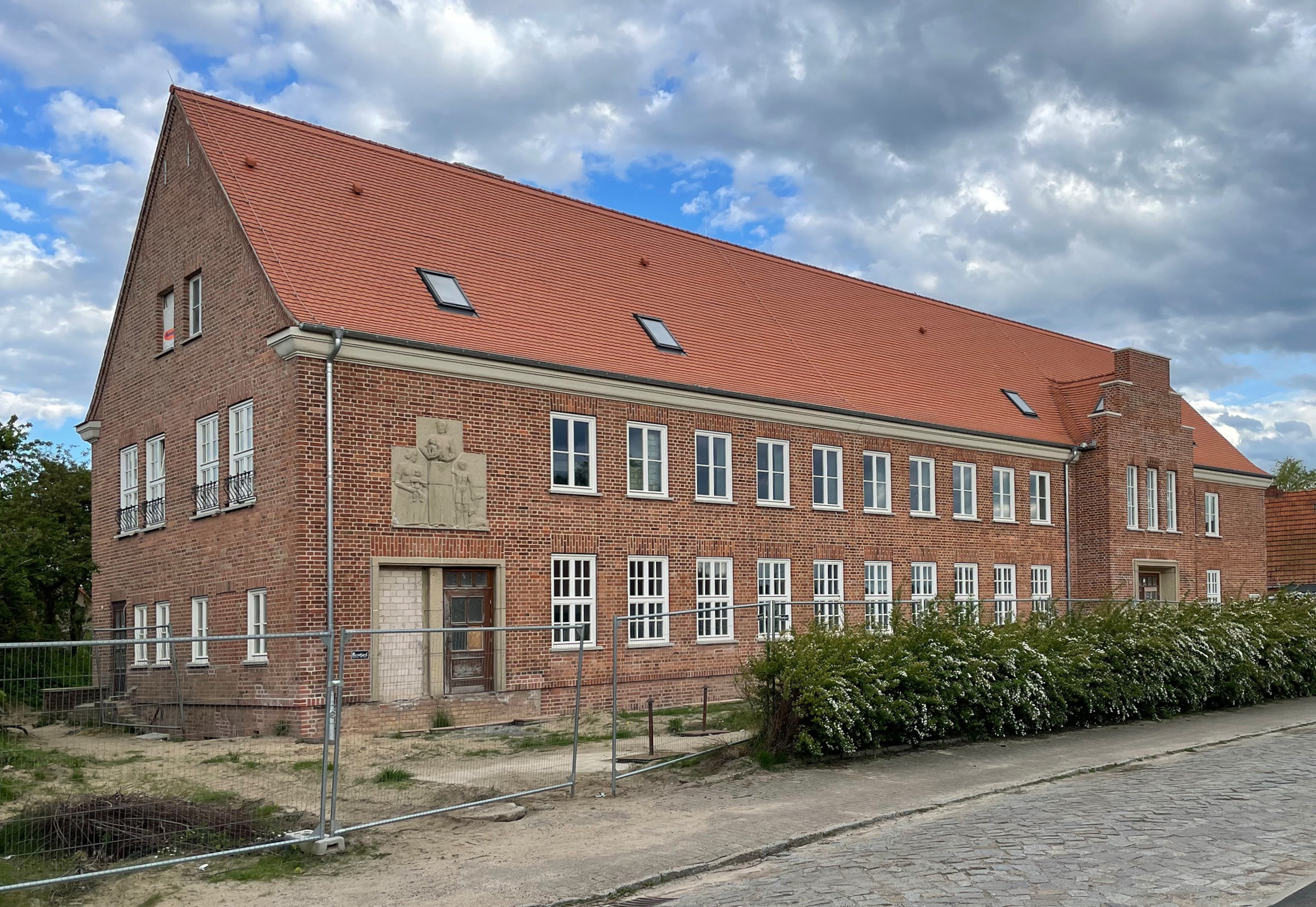 Neues Leben für das alte Landambulatorium in Vellahn: Durch die Innendämmung konnte die regionaltypische Ziegelsteinfassade originalgetreu erhalten bleiben
