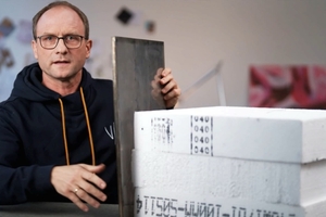   Physiker und Start-up-Mitgründer Dr. Jens Struckmeier zeigt die kreislauffähige und flachen Dämmplatte.  
