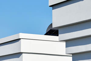  Für den Übergang zur Dachfläche schnitten die Handwerkerinnen und Handwerker das Fassadenprofil direkt aus Dämmplatten vor Ort zu ? ein klassisches Beispiel für die Flexibilität des ?EPS Prime? Systems 