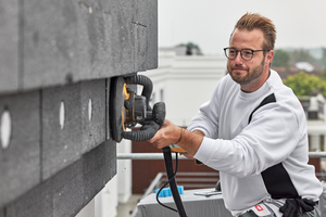  Für den Übergang zur Dachfläche schnitten die Handwerkerinnen und Handwerker das Fassadenprofil direkt aus Dämmplatten vor Ort zu ? ein klassisches Beispiel für die Flexibilität des ?EPS Prime? Systems 