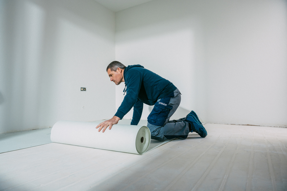 Die Speziallösungen „Uzin Renoplan“ eignen sich für anspruchsvolle Renovierungsprojekte, besonders in der Altbausanierung mit Fußbodenheizung, Untergrundsanierung mit Trittschallverbesserung oder Verlegung auf feuchtem Untergrund