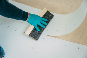  Beim zweiten „Renoplan“-System kommt das Multimoll-Vlies zum Einsatz, das Spannungen vom Untergrund aufnimmt und ausgleicht 