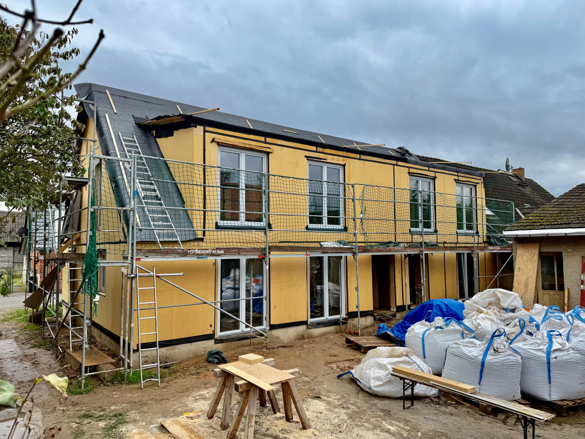 In Tentzerow saniert die Halm GmbH ein Einfamilienhaus seriell mit Strohdämmung