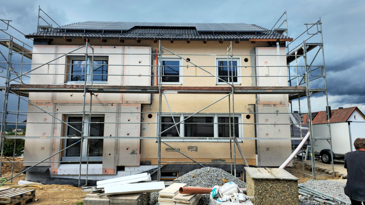 Einfamilienhaus in Wenzenbach während der Sanierung durch die Schweiger Rollladen GmbH