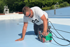  In beiden Becken des Freibades Welper wurde die Abdichtungsbahn „Sikaplan WP 3150-16 R/RE“ verlegt, hier im Schwimmerbecken in Hellblau. Die Überlappungen wurden thermisch gefügt 