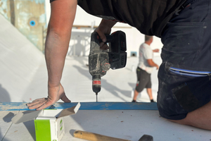 Im abfallenden Bereich zum Sprungturm wurde ein Verbundblech mit oberseitiger Kunststoffkaschierung mechanisch angebracht 