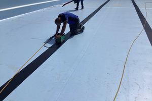  Als Bahnmarkierungen wurden die schwarzen Tauchstreifen „Sikaplan WP 3100-14 C“ verklebt und die umlaufenden Schweißnähte mit Handschweißgeräten geschlossen 