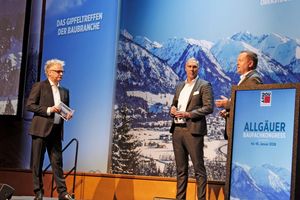  Boris Schade-Bünsow, Chefredakteur der Bauwelt beim Bauverlag, eröffnete gemeinsam mit den beiden Baumit-Geschäftsführern Robert Fritzsche und Helmut Batscheider (v. links) den Allgäuer Baufachkongress 