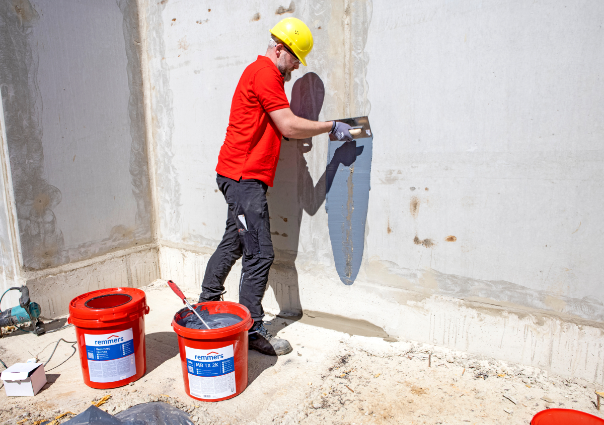 Nach Trocknung der Kratzspachtelung wird ?MB TX 2K? gleichmäßig aufgetragen