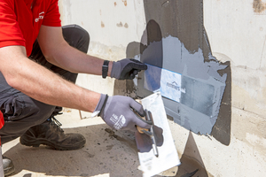  Das vlieskaschierte Fugenband ?Tape VF? wird in die frische Abdichtung eingebettet 