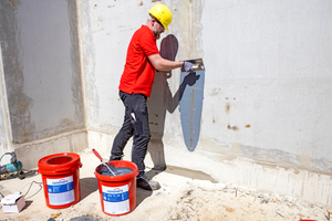  Nach Trocknung der Kratzspachtelung wird ?MB TX 2K? gleichmäßig aufgetragen 