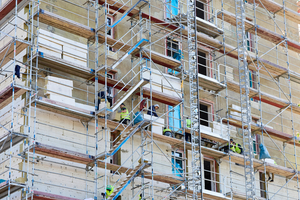  Das Bauunternehmen Constar entschied sich bei den ehemaligen Getreidespeichern für ein WDVS von Baumit, das auf der „Coverrock X-2“-Putzträgerplatte aus Steinwolle basiert 