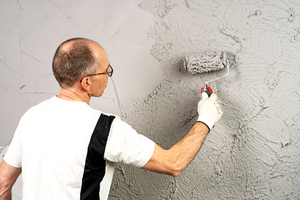  Schritt 2: Die typische Struktur des Spritzbetons entsteht durch den groben Auftrag mit der Kelle, gefolgt von der Modellierung mit der Polyamid-Farbwalze 