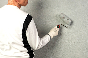  Schritt 5: Die abschließende Lasur mit ?Creativ Versico 82? erzeugt eine Tiefenwirkung und ver-leiht dem Beton-Look seine nuancierte Lebendig-keit 