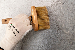  Schritt 3: Die Grundierung mit ?Fondosil 1903? reguliert die Saugfähigkeit der rauen Putzstruktur und sichert den gleichmäßigen Verlauf der späte-ren Farbschichten 